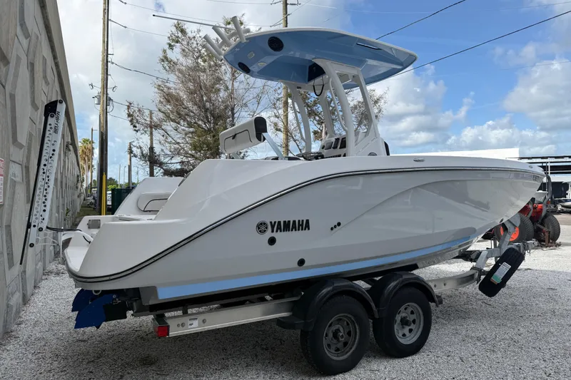 Slide: The Image of 2024 Yamaha Boats 222 FSH Sport E on trailer, side view, outdoors. - 3