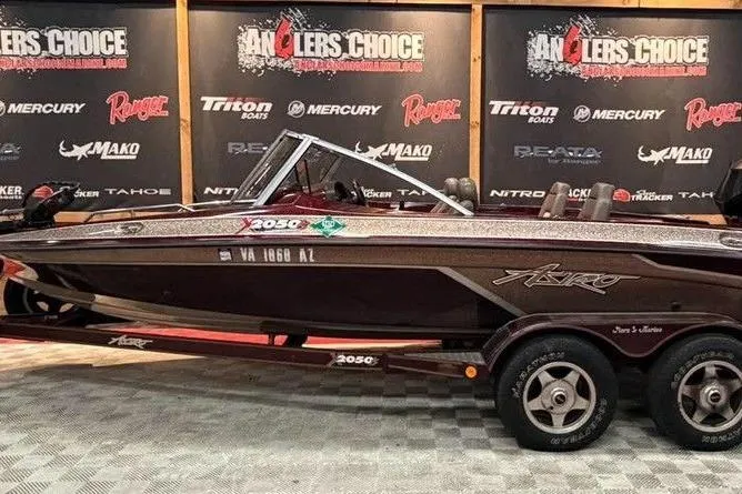 The Image of 1997 Astro 2050 FSX boat displayed at Anglers Choice event. - 0