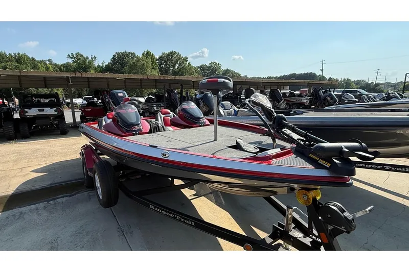 Slide: The Image of 2014 Ranger Z118 Comanche boat on trailer in outdoor dealership lot. - 14