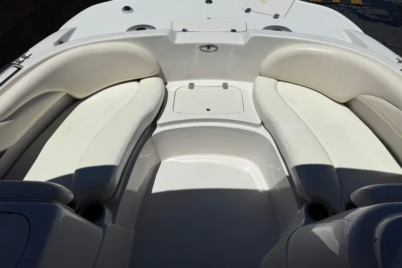 Slide: The Image of Interior of a 2010 Tahoe 195 boat with white cushioned seating. - 10