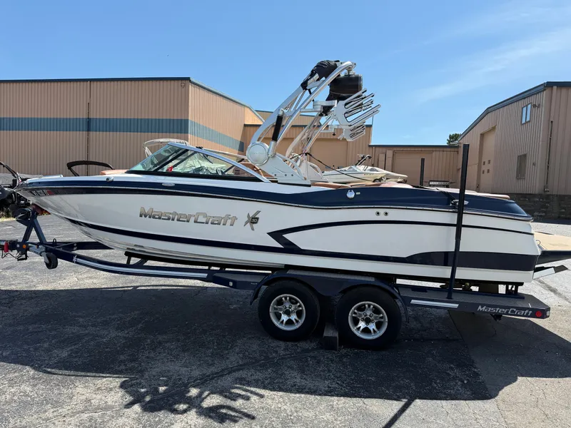 Slide: The Image of 2016 MasterCraft X30 on a trailer, parked in front of a building. - 18