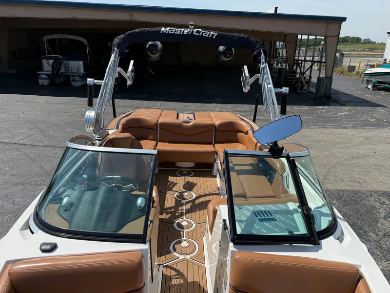 Slide: The Image of The image shows a 2016 MasterCraft X30 boat with brown leather seats and an open deck. - 34