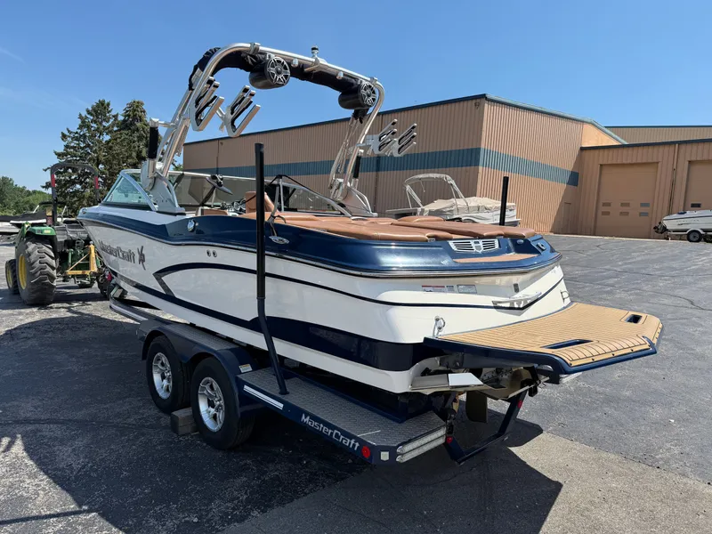 Slide: The Image of A 2016 MasterCraft X30 on a trailer, featuring blue and white paint and a watersport tower. - 14