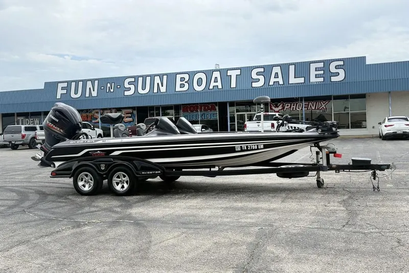 Slide: The Image of 2014 Skeeter FX210 boat at Fun-N-Sun Boat Sales dealership. - 6