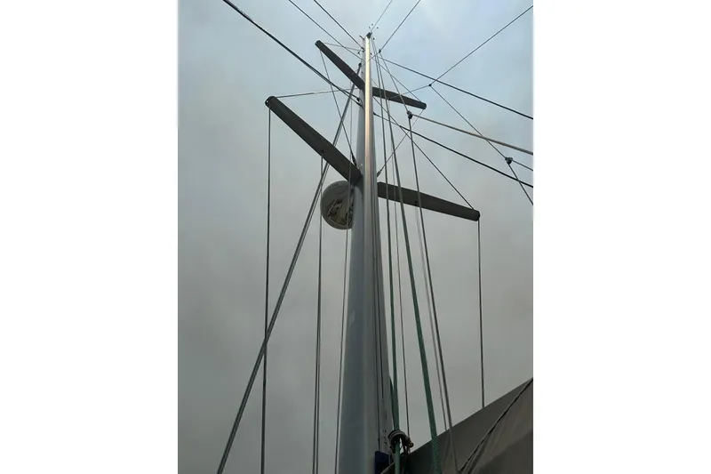 Slide: The Image of Mast and rigging of 2010 Lagoon 440 sailboat against cloudy sky. - 23
