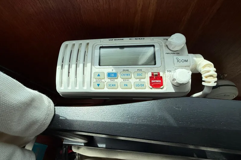 Slide: The Image of VHF marine radio on 1985 Tollycraft 34 Sundeck Motor Yacht, featuring Icom IC-M422 model. - 19