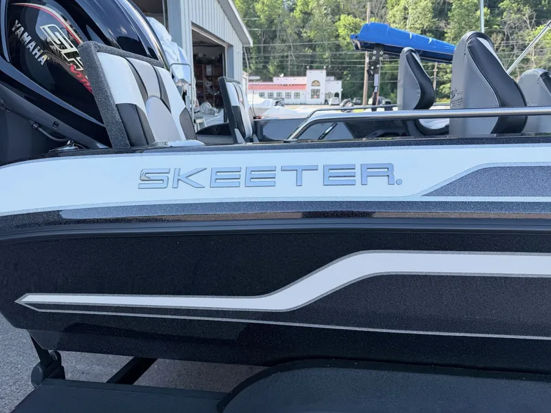 Slide: The Image of Close-up of a 2025 Skeeter Solera 205 boat on land. - 32