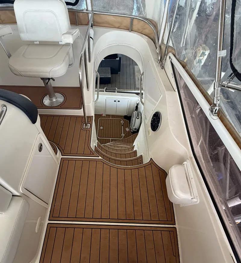 Slide: The Image of Carver Yachts 33SS 2005 - 17