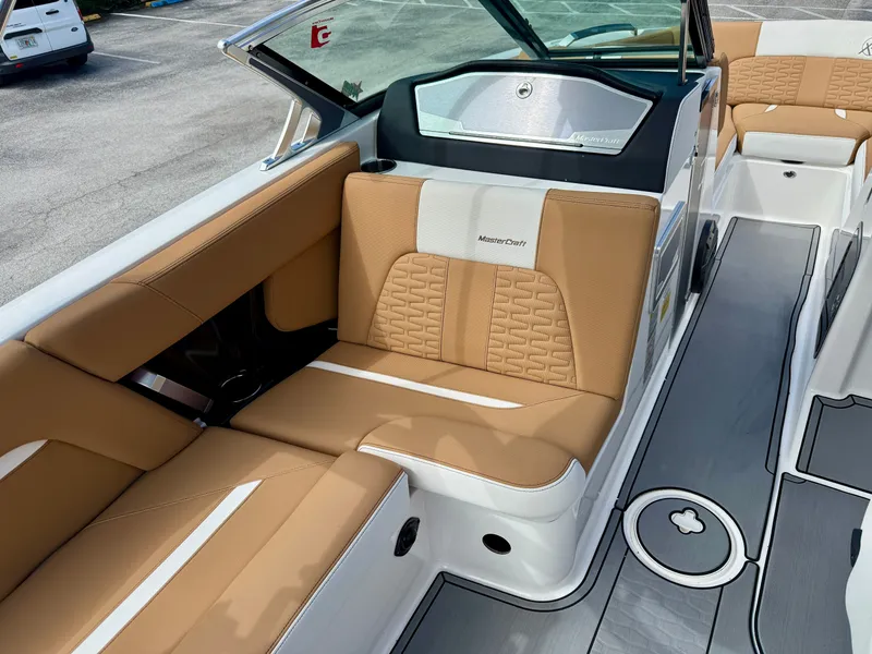 Slide: The Image of MasterCraft X22 2020 - 18