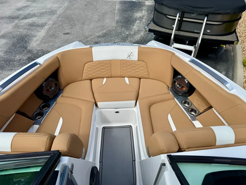 Slide: The Image of MasterCraft X22 2020 - 11