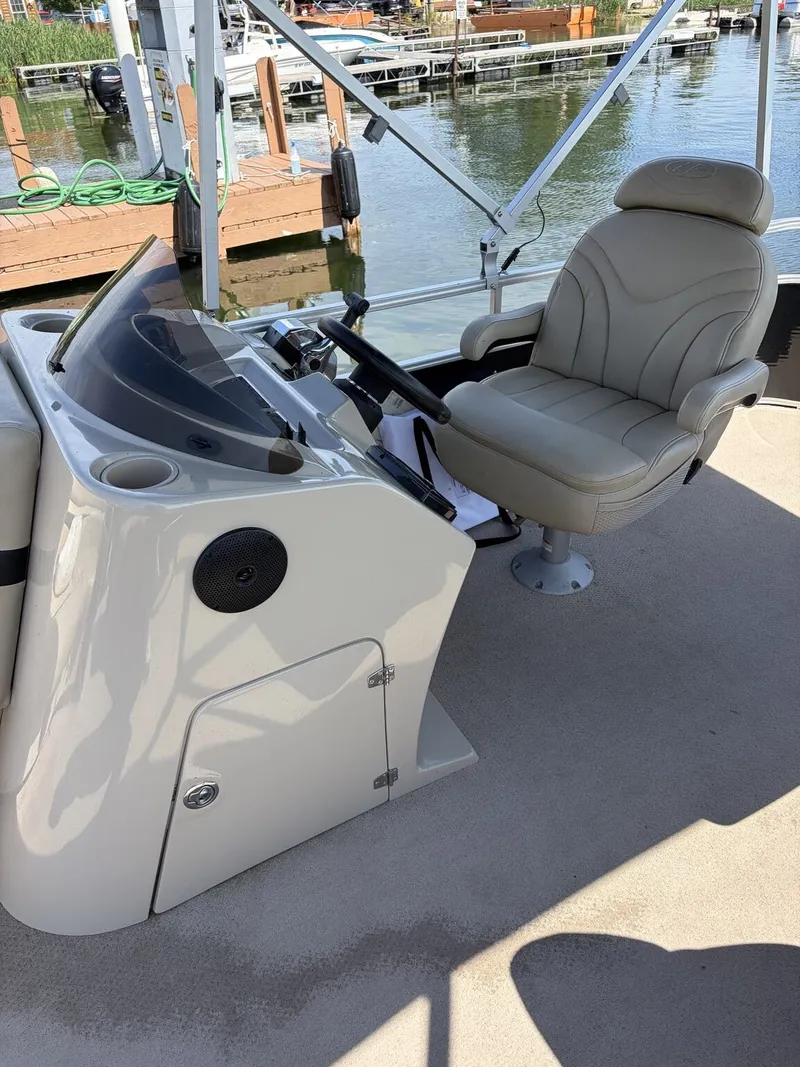 Slide: The Image of The image shows the helm of a 2012 Harris FloteBote Cruiser 200 CX200 with a comfortable seat. - 4