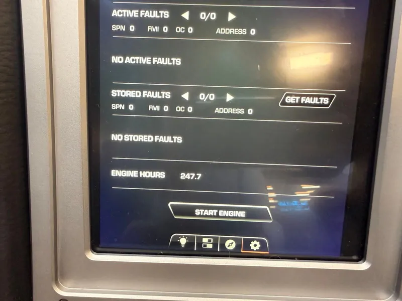 Slide: The Image of Screen shows no active or stored faults. Engine hours: 247.7. - 9