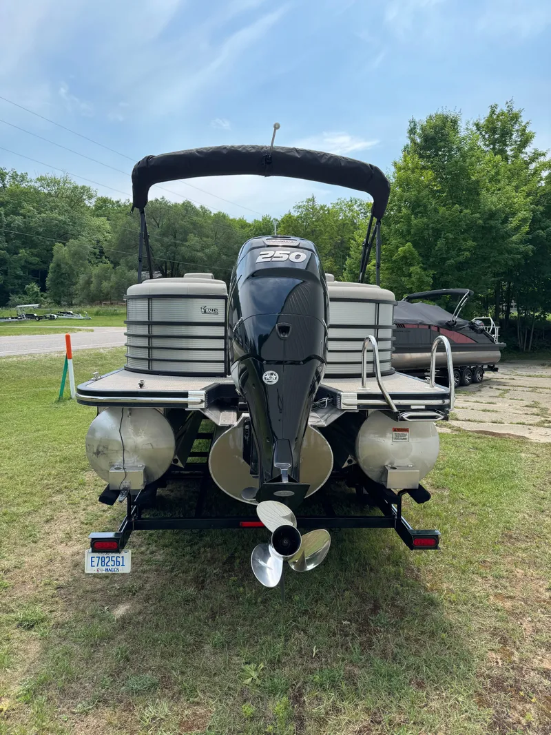 Slide: The Image of A 2019 Bennington 25RSR pontoon boat is on a trailer outdoors. - 3