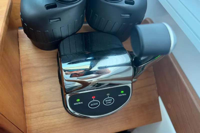 Slide: The Image of Throttle control lever on 2024 Back Cove 372 boat, featuring neutral and active indicators. - 46