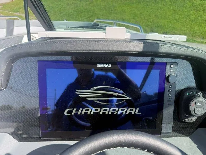 Slide: The Image of Chaparral SSX 30 2026: Modern dashboard with Simrad display, ideal for navigation. - 31