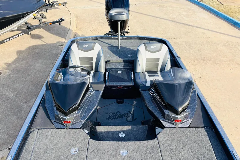 Slide: The Image of 2026 Ranger Z521 boat interior with dual seats and sleek design on a trailer. - 33