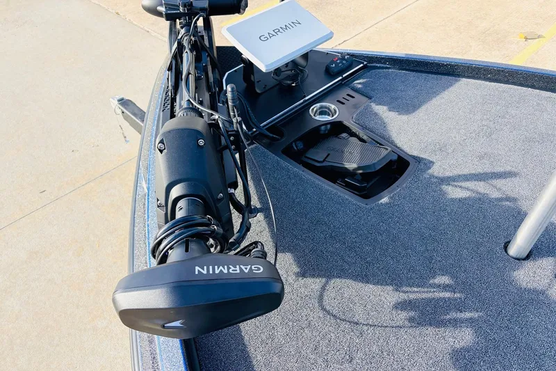 Slide: The Image of 2026 Ranger Z521 boat with Garmin navigation system and trolling motor on deck. - 14