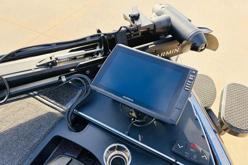 Slide: The Image of 2026 Ranger Z521 boat with Garmin navigation system and trolling motor. - 16