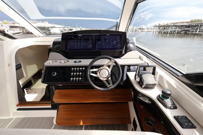 Slide: The Image of Sea Ray Sundancer 370 Outboard 2026 - 41