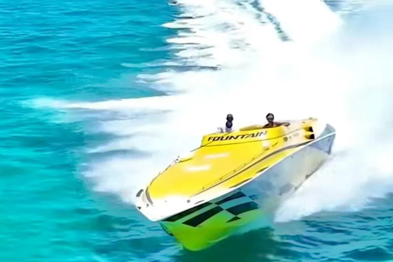 The Image of Yellow 1999 Fountain 47 Lightning speedboat racing on clear blue water. - 0