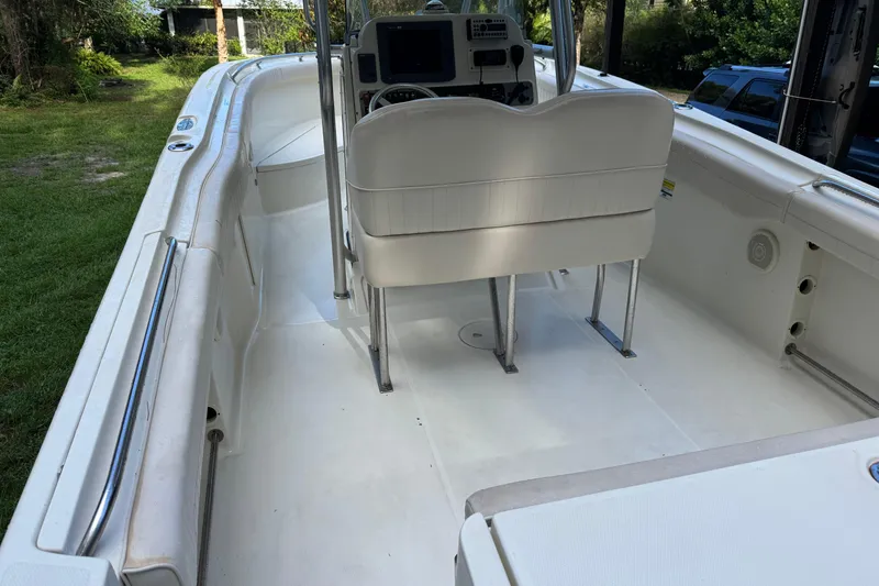 Slide: The Image of 2007 Hydra-Sports Vector 2500 CC boat interior with helm and seating. - 9