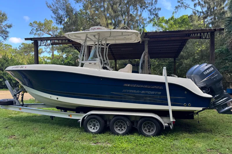 The Image of 2007 Hydra-Sports Vector 2500 CC boat on trailer, parked outdoors with Yamaha engine. - 0