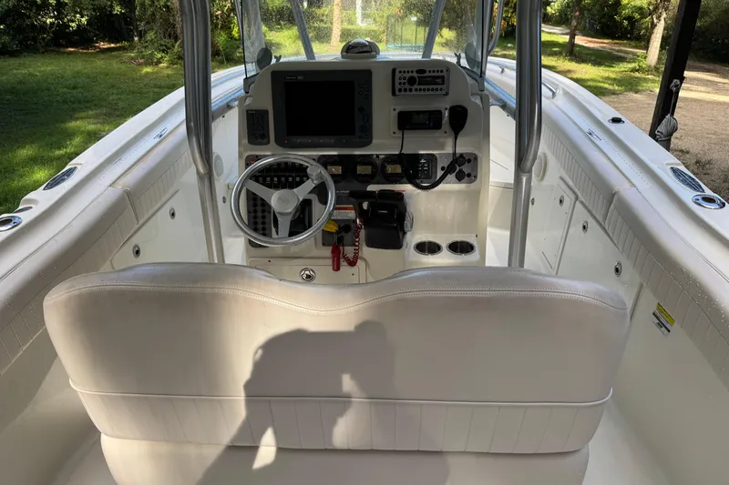 Slide: The Image of 2007 Hydra-Sports Vector 2500 CC boat cockpit with steering wheel and control panel. - 15