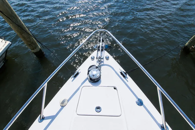 Slide: The Image of Bow view of a 2004 Formula 280 Sun Sport on the water. - 19