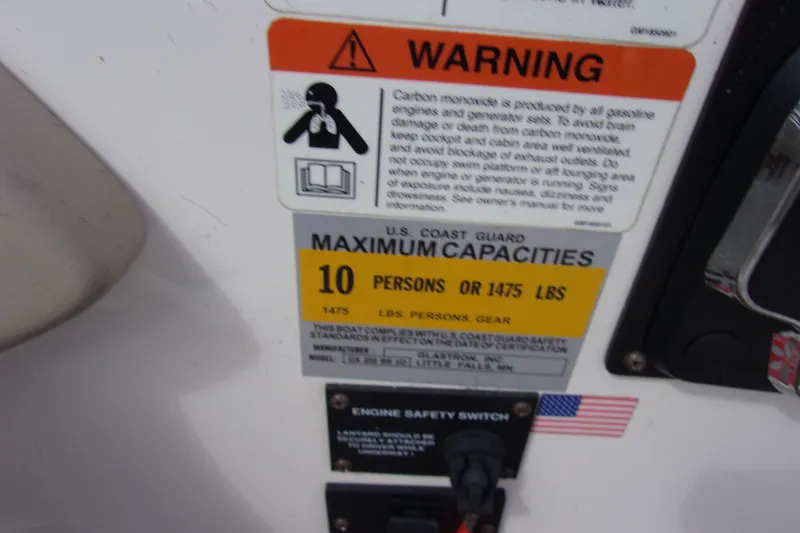 Slide: The Image of Warning label on 2006 Glastron GXL 205 boat, maximum capacity 10 persons or 1475 lbs. - 15