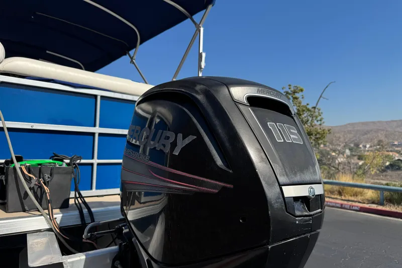 Slide: The Image of 2014 Bentley Pontoons Encore 240 Cruise with Mercury 115 outboard motor. - 8