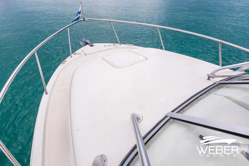 Slide: The Image of Bow view of 2004 Hydra-Sports Vector 2800 WA on clear blue water. - 21