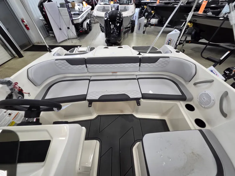 Slide: The Image of Bayliner 170 ELEMENT M17 2026 - 16