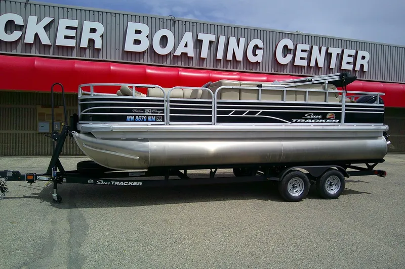 Slide: The Image of 2023 Sun Tracker Fishin' Barge 20 DLX pontoon boat at dealership. - 41
