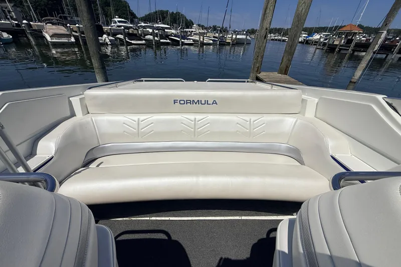 Slide: The Image of 1995 Formula 303 SR-1 boat interior with white seating at marina. - 22