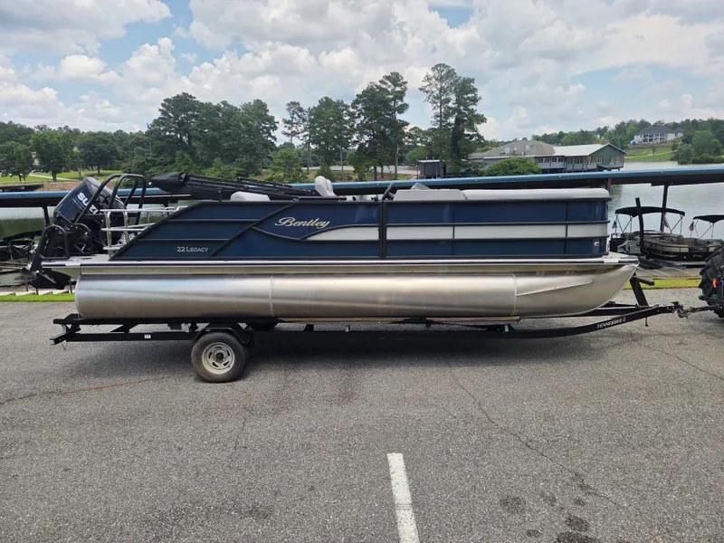Slide: The Image of Bentley Pontoons Legacy 223 Swingback 3/4 Tube 2026 - 4
