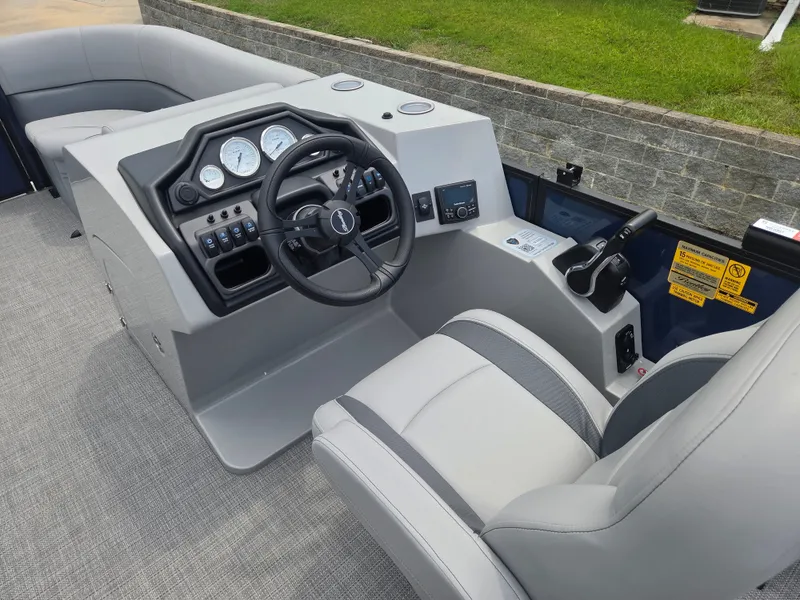 Slide: The Image of Bentley Pontoons Legacy 223 Swingback 3/4 Tube 2026 - 7