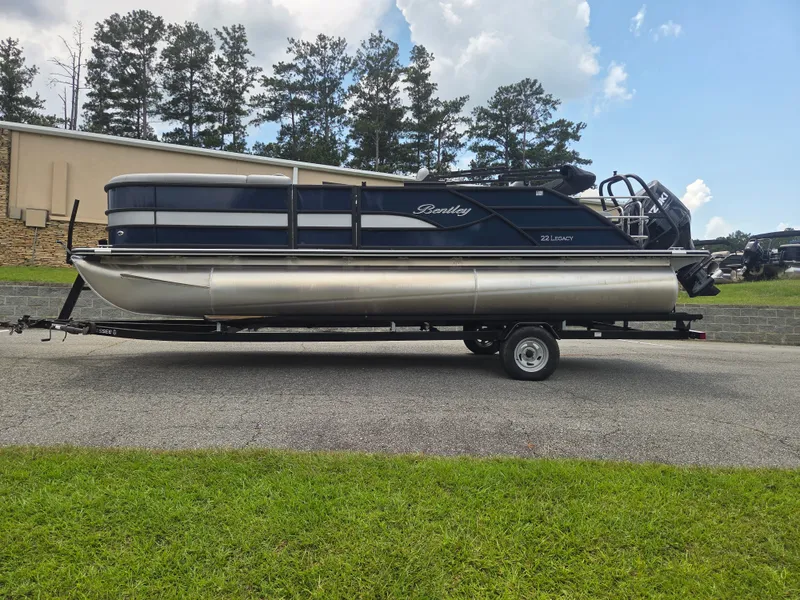 The Image of Bentley Pontoons Legacy 223 Swingback 3/4 Tube 2026 - 0