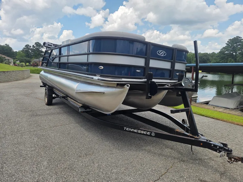 Slide: The Image of Bentley Pontoons Legacy 223 Swingback 3/4 Tube 2026 - 9