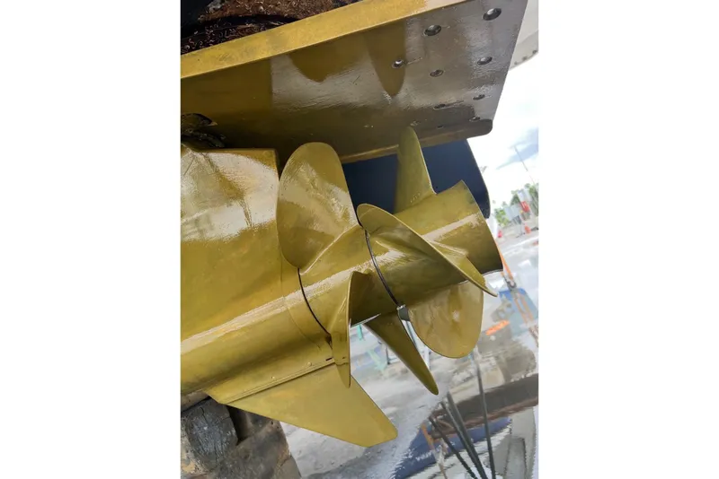 Slide: The Image of Propeller of 2009 Sea Ray 43 Sundancer boat, close-up view. - 33