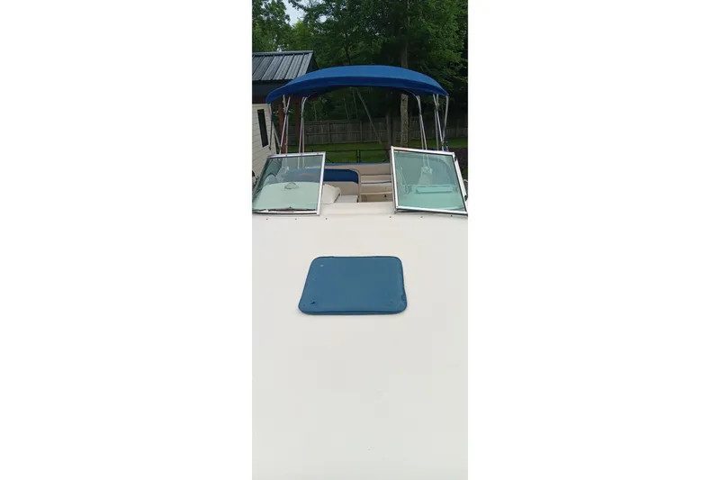 Slide: The Image of 1989 Searay 250 Sundancer boat with blue canopy and open windshield. - 15