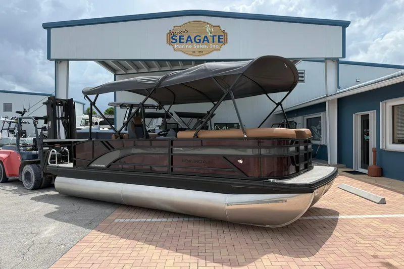The Image of 2026 Bennington 21 SLJ pontoon boat displayed at marine sales dealership. - 0