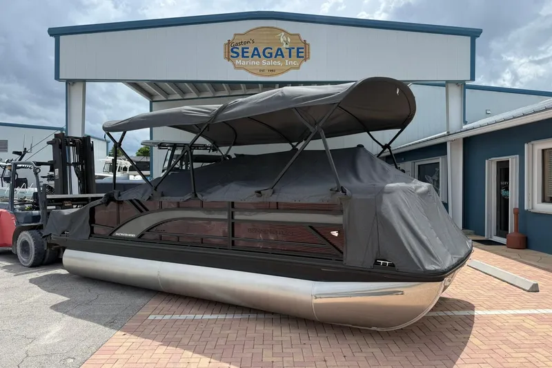 Slide: The Image of 2026 Bennington 21 SLJ pontoon boat with canopy at Seagate Marine Sales. - 1