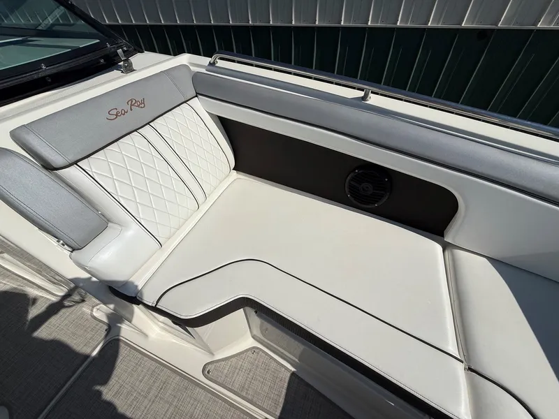 Slide: The Image of The 2017 Sea Ray SDX 290 features an elegant, cushioned bench seat with a quilted pattern. - 13