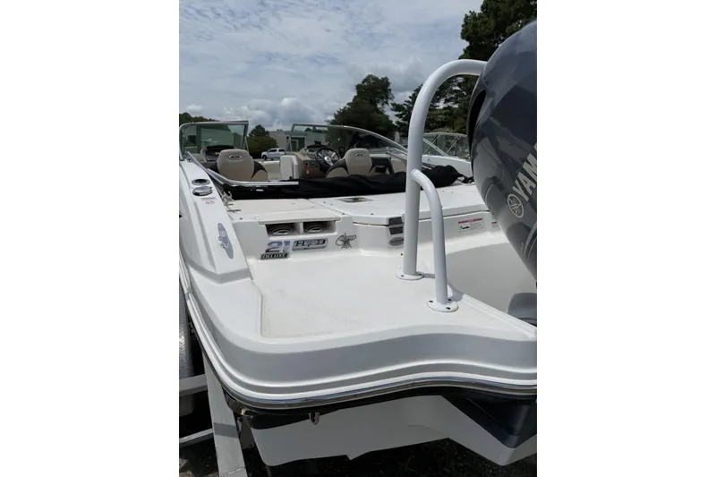 Slide: The Image of 2018 Chaparral 21 H2O Ski & Fish OB boat with Yamaha outboard motor. - 4