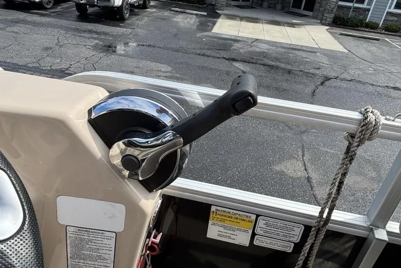Slide: The Image of Throttle control on a 2019 Sun Tracker Party Barge 22 RF DLX pontoon boat. - 18