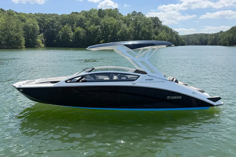 Slide: The Image of 2021 Yamaha Boats 275SD on a serene lake, surrounded by lush greenery. - 3
