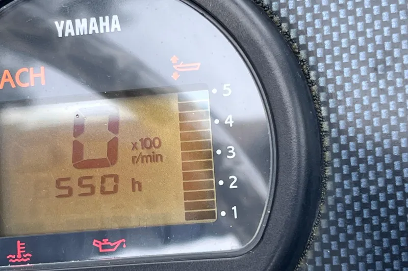 Slide: The Image of Yamaha tachometer displaying 550 hours on a 2001 Scout 202 Dorado boat. - 29