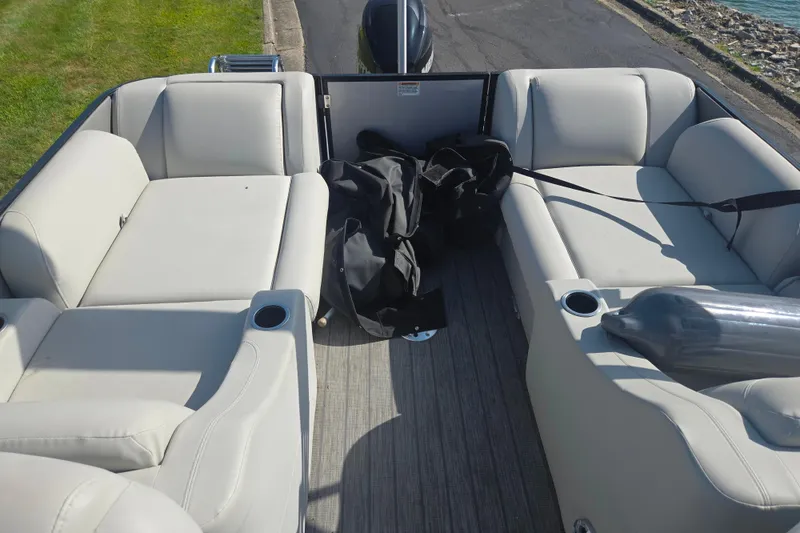 Slide: The Image of 2018 Sylvan Mirage Cruise 8522 LZ LE pontoon boat with spacious seating and cup holders. - 16