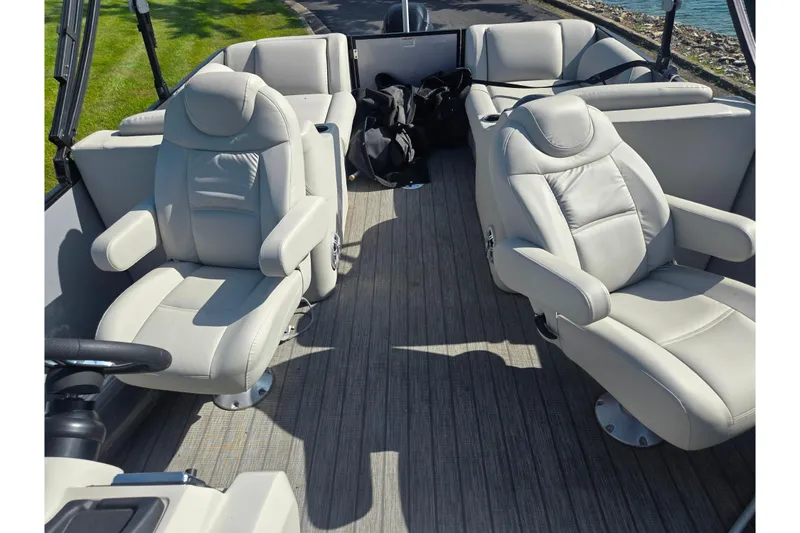 Slide: The Image of 2018 Sylvan Mirage Cruise 8522 LZ LE pontoon boat with luxurious seating and spacious interior. - 14