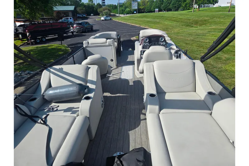 Slide: The Image of 2018 Sylvan Mirage Cruise 8522 LZ LE pontoon boat with spacious seating and modern design. - 20